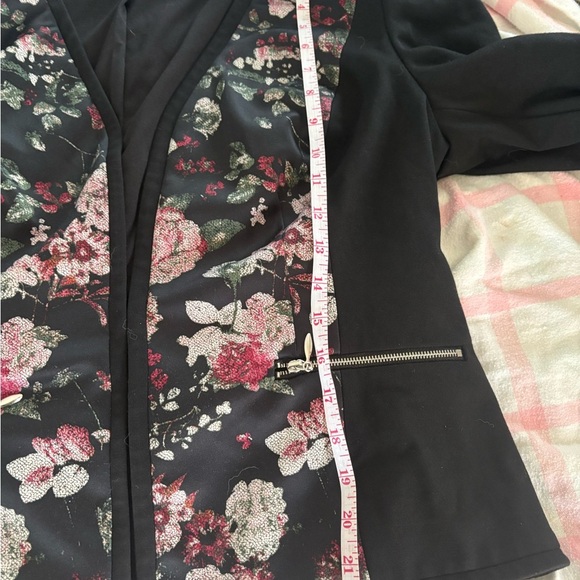 Cleo Black and Floral Stretch Blazer. Women’s size Large. - Picture 3 of 7